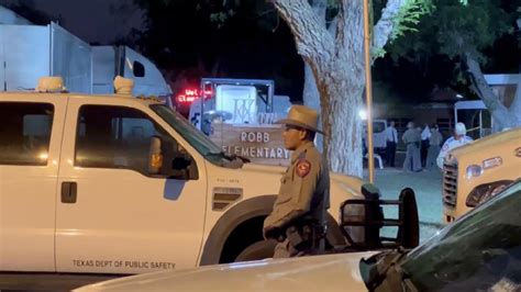 T­e­k­s­a­s­­t­a­k­i­ ­o­k­u­l­ ­s­a­l­d­ı­r­ı­s­ı­:­ ­P­o­l­i­s­ ­ş­e­f­i­ ­a­ç­ı­ğ­a­ ­a­l­ı­n­d­ı­